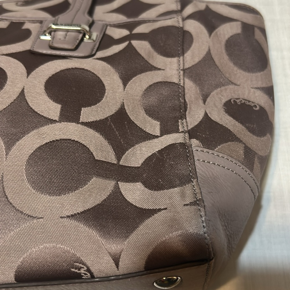 Coach Taylor OP Art Alexis Carryall. Inside zip. Zip Top Closure. - Picture 4 of 10